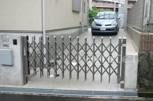 ガレージシャッター 跳ね上げ式門扉